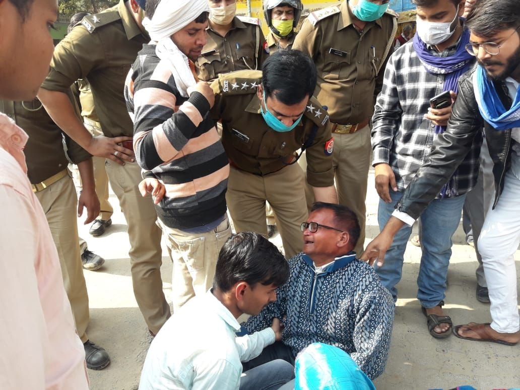 फोटो14एयूआरपी 13- रोते-बिलखते मृतका के पति देशराज को समझाते सीओ सिटी सुरेंद्र नाथ यादव। फोटो14एयूआरपी 13- रोते-बिलखते मृतका के पति देशराज को समझाते सीओ सिटी सुरेंद्र नाथ यादव।