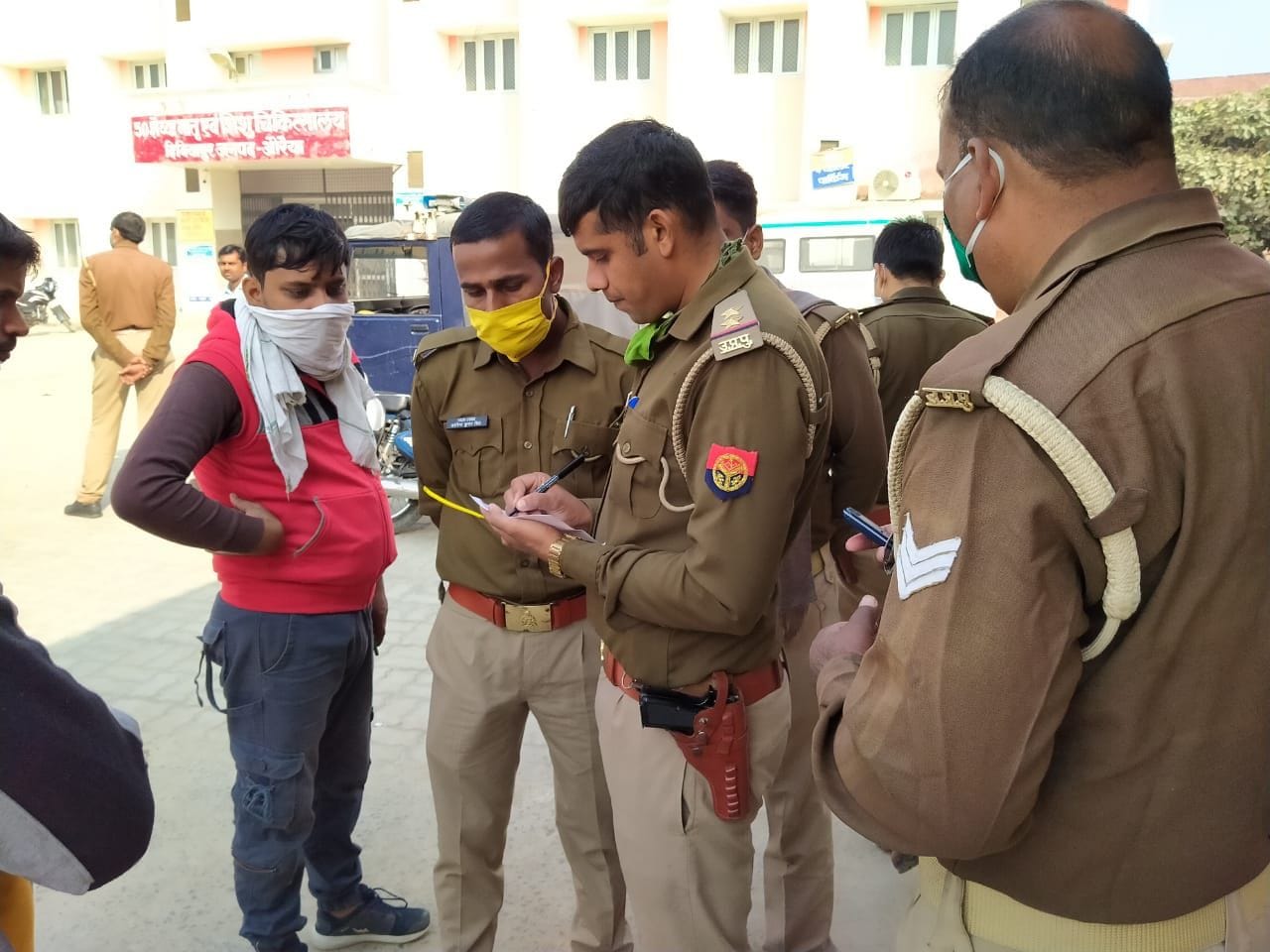 14एयूआरपी11 - युवक की मौत के बाद घटना की जानकारी लेता पुलिस बल 14एयूआरपी11 - युवक की मौत के बाद घटना की जानकारी लेता पुलिस बल