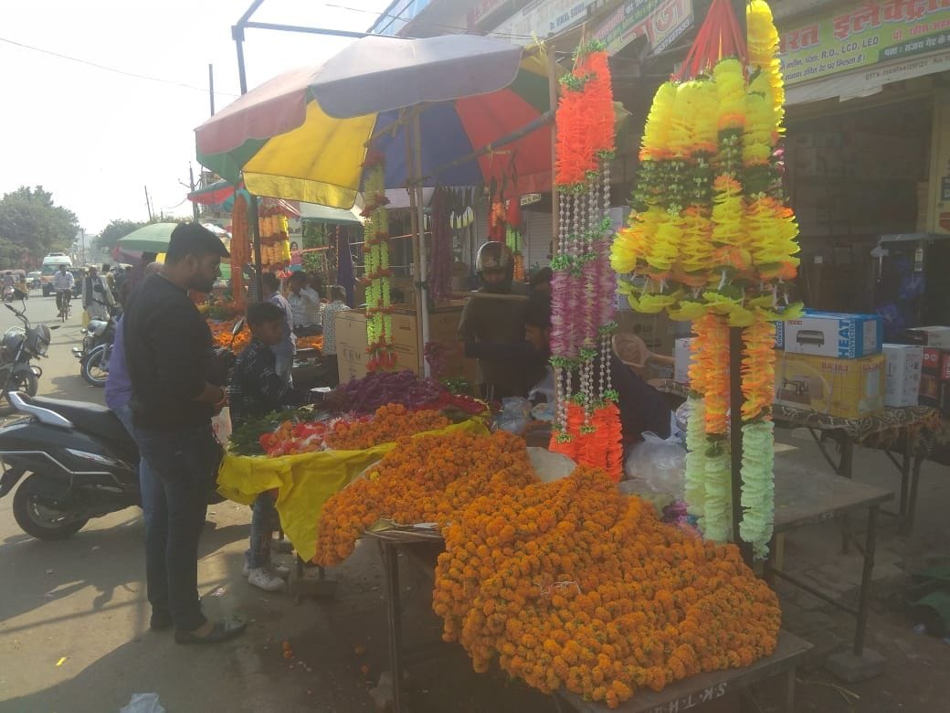 फोटो 14एयूआरपी16- फूल मंडी में सजी दुकानें व फूलों के रेट पूछता ग्राहक फोटो 14एयूआरपी16- फूल मंडी में सजी दुकानें व फूलों के रेट पूछता ग्राहक