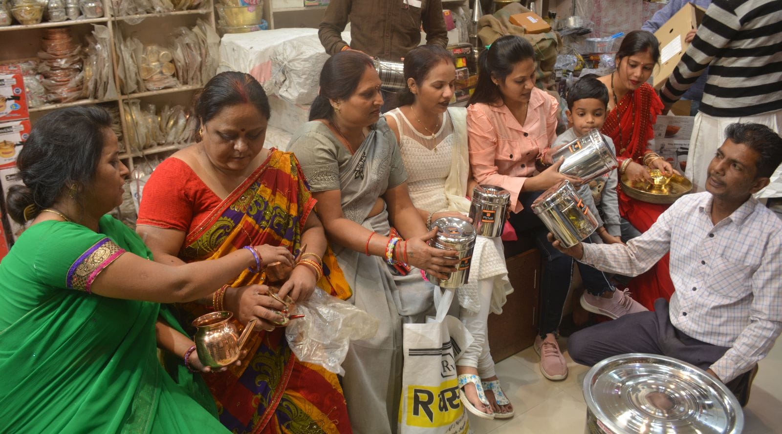 अमरोहा गेट स्थित बर्तन के बाजार से बर्तन की खरीदारी करती महिलाएं। अमरोहा गेट स्थित बर्तन के बाजार से बर्तन की खरीदारी करती महिलाएं।