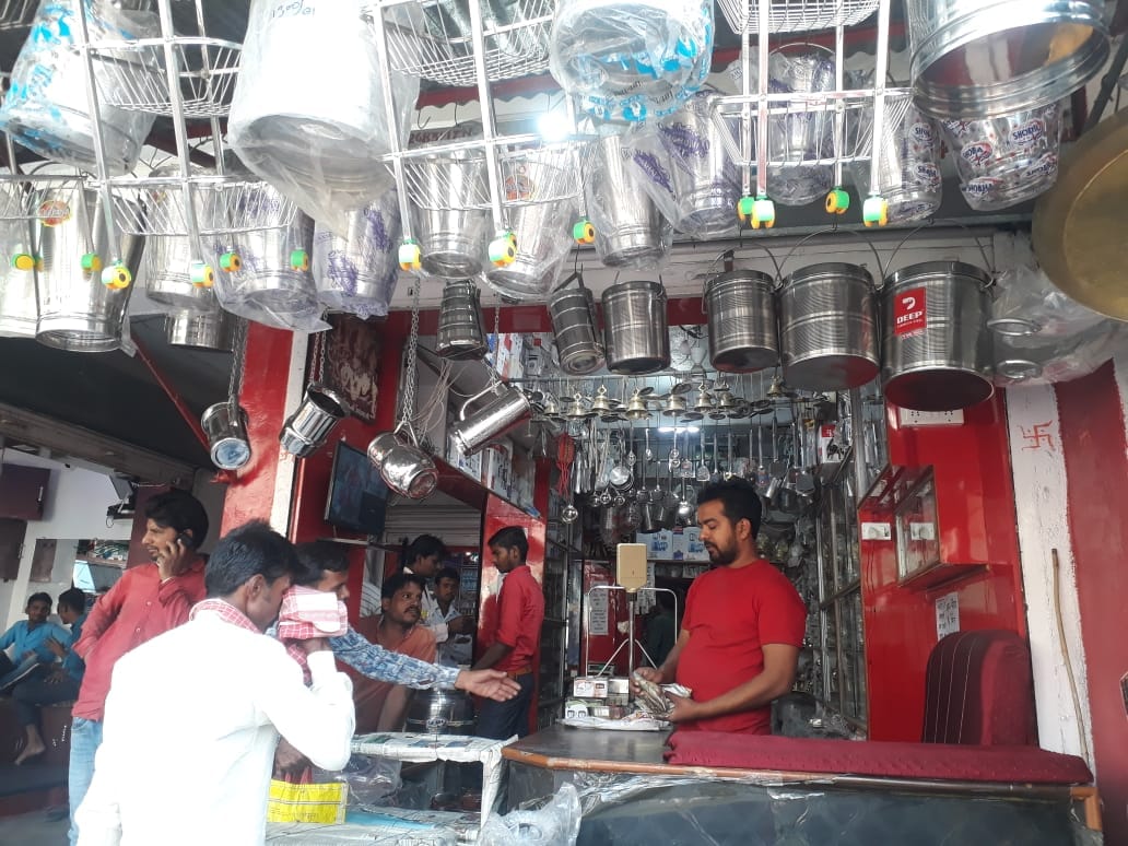 मड़ावरा में बर्तन बाजार मे बर्तन की खरीदारी करते लोगों मड़ावरा में बर्तन बाजार मे बर्तन की खरीदारी करते लोगों
