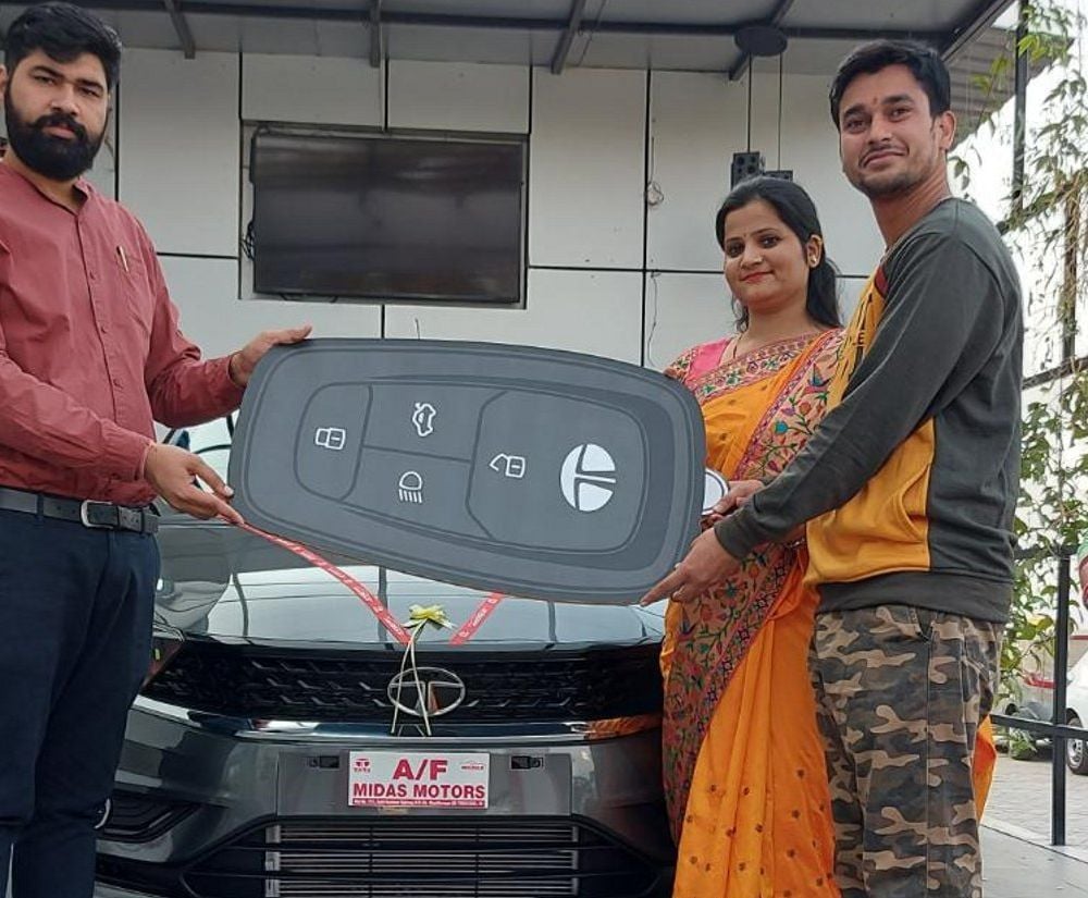 मिडास टाटा मोटर्स के मैनेजर ग्राहक को कार की चॉबी सौंपते हुए। मिडास टाटा मोटर्स के मैनेजर ग्राहक को कार की चॉबी सौंपते हुए।
