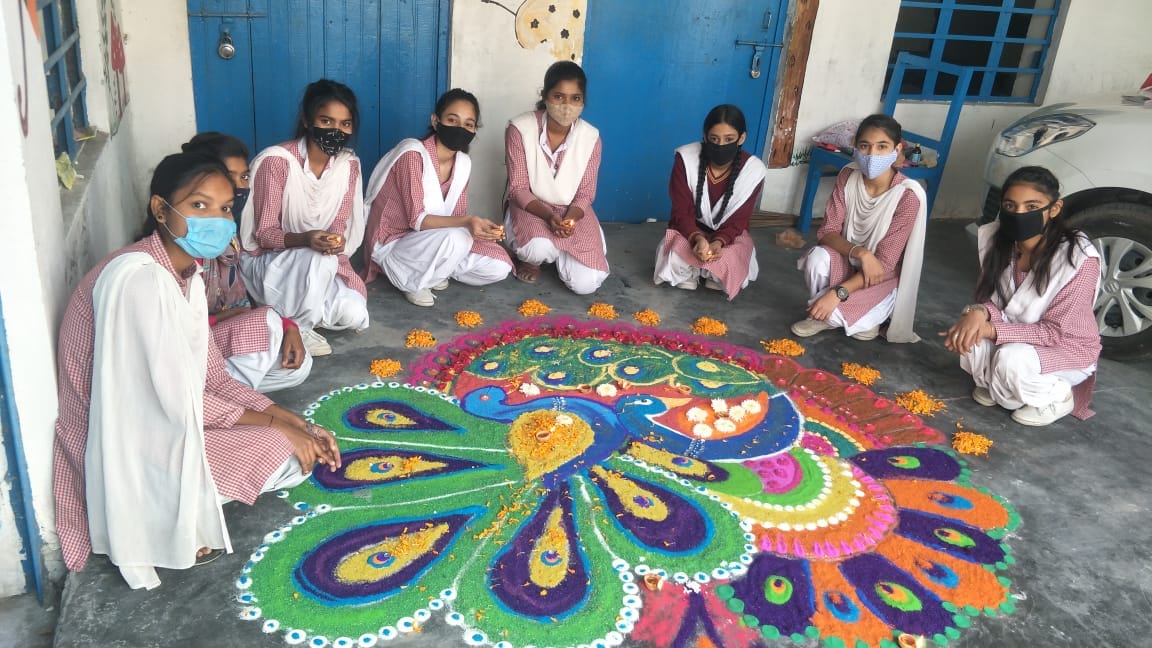 बेहट के जनहित इंटर कॉलेज में रंगोली बनाती छात्राएं।