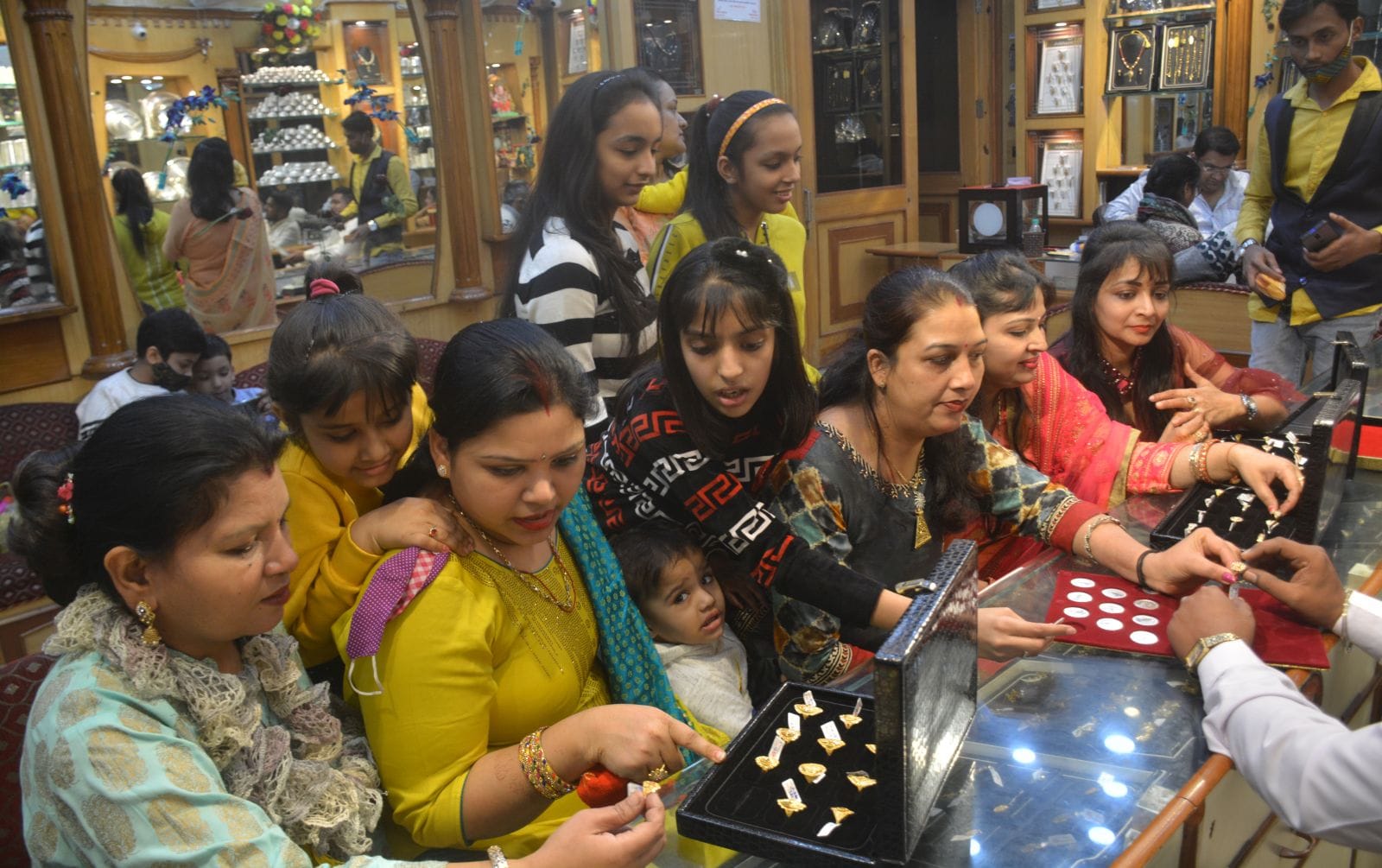 गंजबाजार स्थित ज्वलेर्स की दुकान में आभूषण की खरीदारी करती महिलाएं। गंजबाजार स्थित ज्वलेर्स की दुकान में आभूषण की खरीदारी करती महिलाएं।