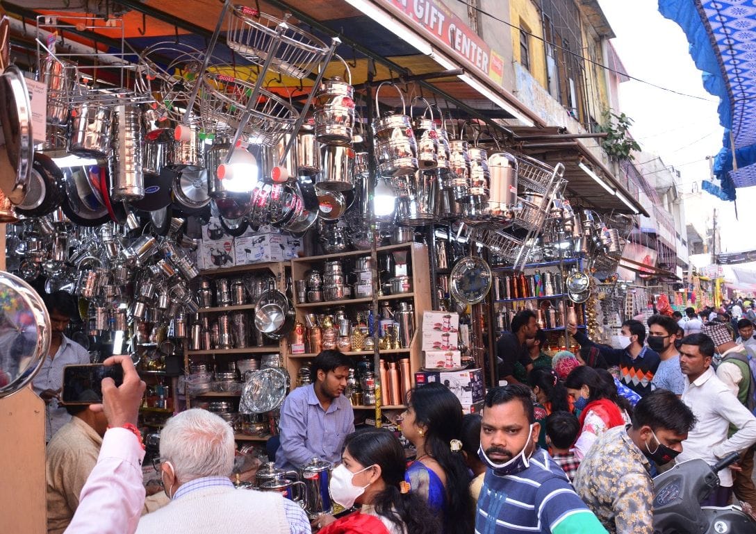 नई मंडी में बर्तनों की खरीददारी करते लोग। नई मंडी में बर्तनों की खरीददारी करते लोग।