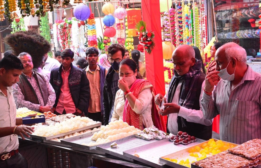 नई मंडी में मिठाई की खरीददारी करती महिलाएं। नई मंडी में मिठाई की खरीददारी करती महिलाएं।