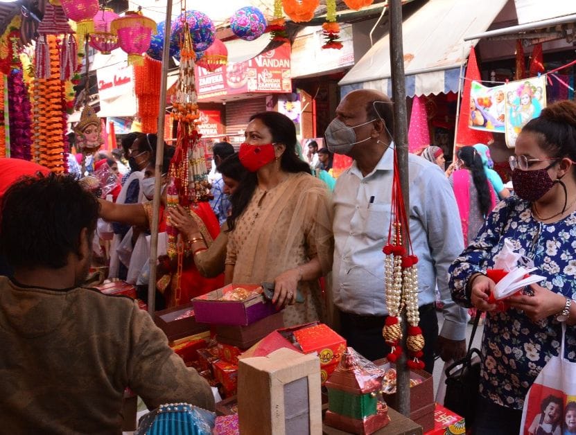 नई मंडी दीपावली पर्व पर खरीदारी करती महिलाएं। नई मंडी दीपावली पर्व पर खरीदारी करती महिलाएं।
