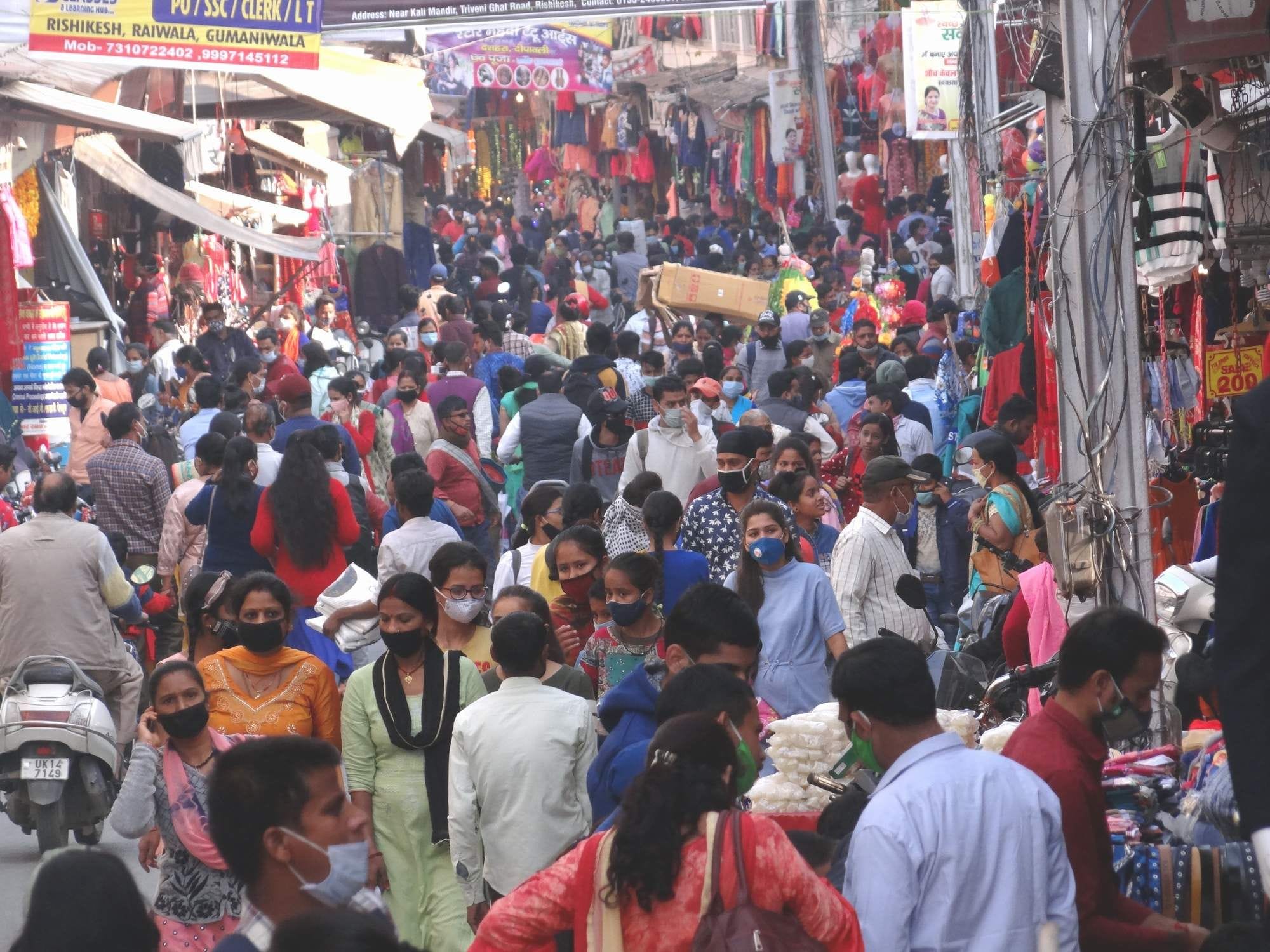 घाट रोड में दीपावली के अवसर पर खरीदारी को लेकर उमड़ी भीड़ ।