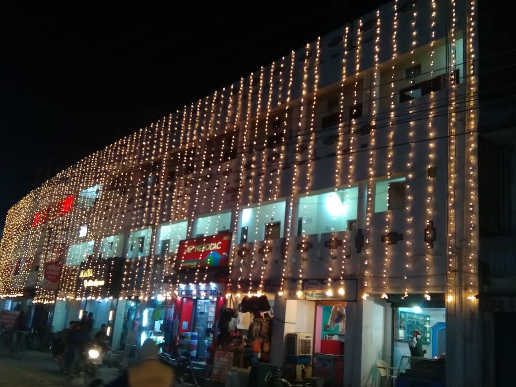 दीपावली पर्व के मौके पर रोडवेज तिराहे स्थित बिल्डिंग पर सजी झालर।