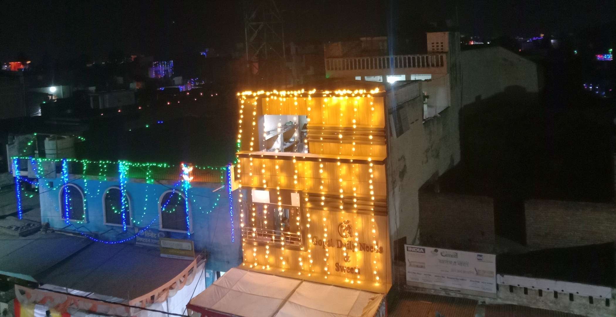 दिवाली पर्व पर घरों में की गई आकर्षक दिवाली पर्व पर घरों में की गई आकर्षक