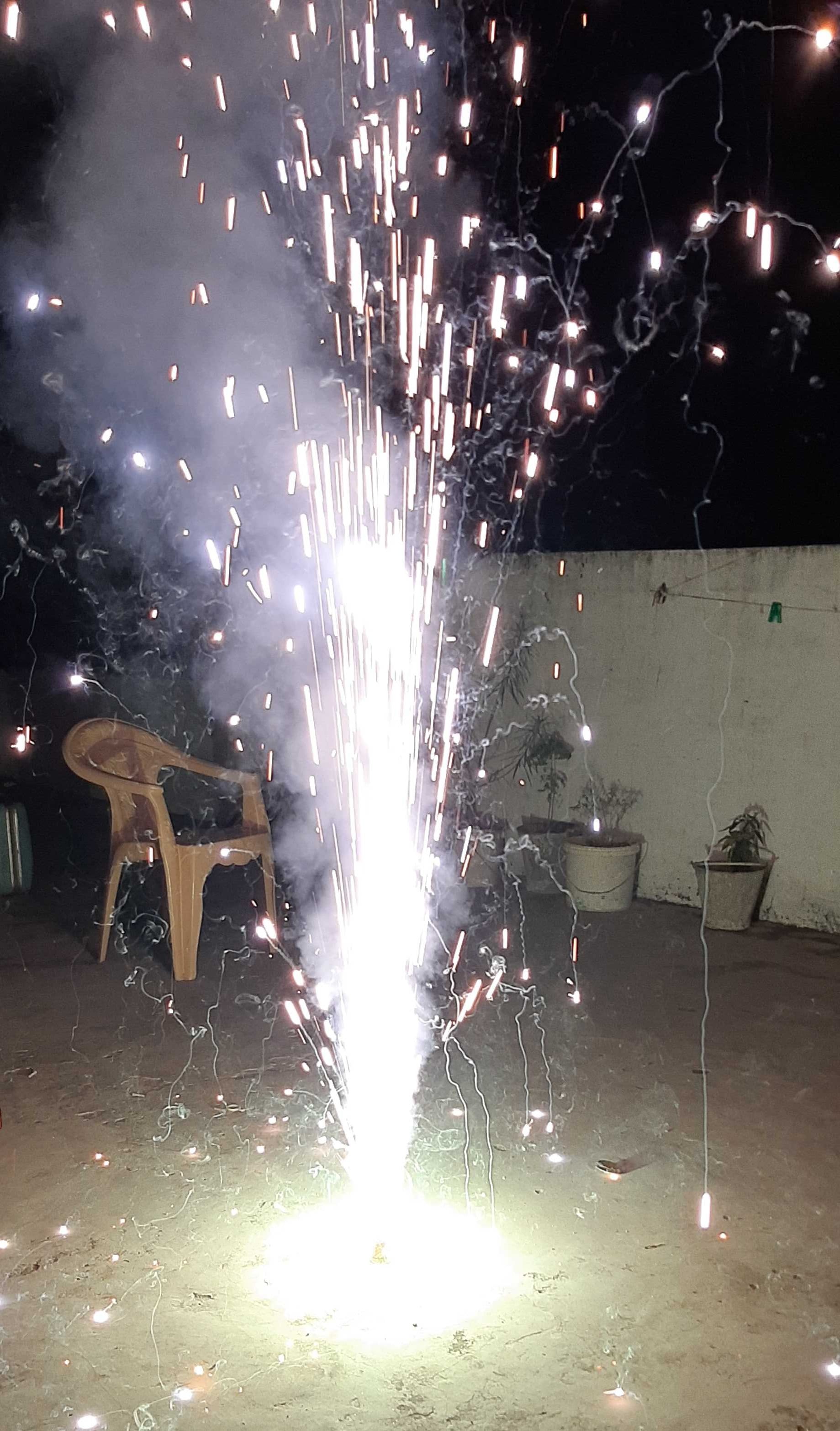 दीपावली पर पटाखा जलाते बच्चे। दीपावली पर पटाखा जलाते बच्चे।