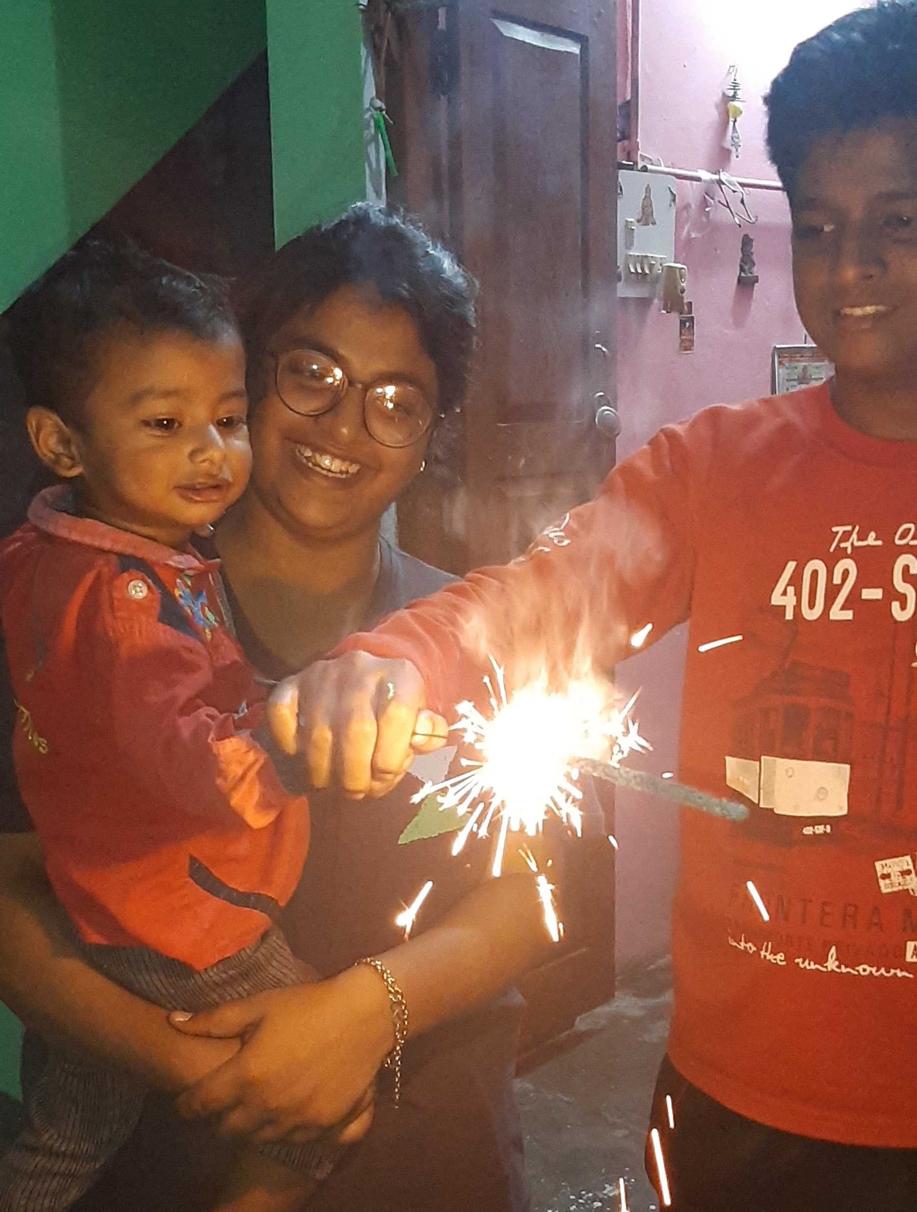 दीपावली पर पटाखा जलाते बच्चे। दीपावली पर पटाखा जलाते बच्चे।