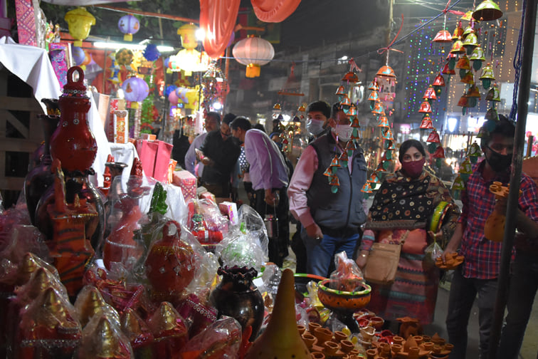 कोर्ट रोड़ पर दीपावली लक्ष्मी पूजन के लिये मूर्ति खरीदती महिलाएं