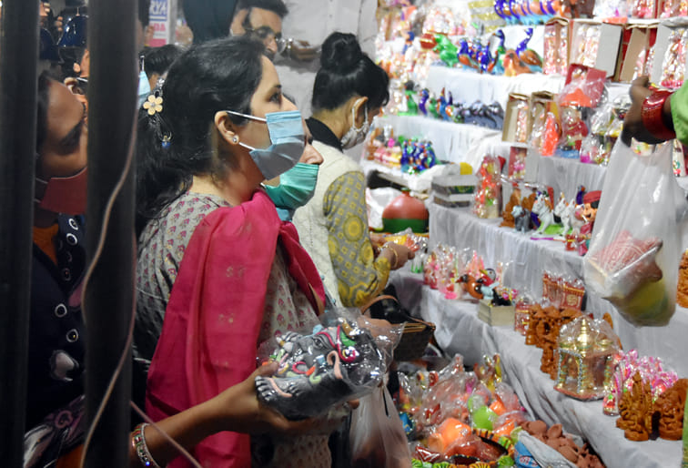 दीवानी कचहरी पर दीपावली लक्ष्मी पूजन के लिये मूर्ति खरीदती महिलाएं