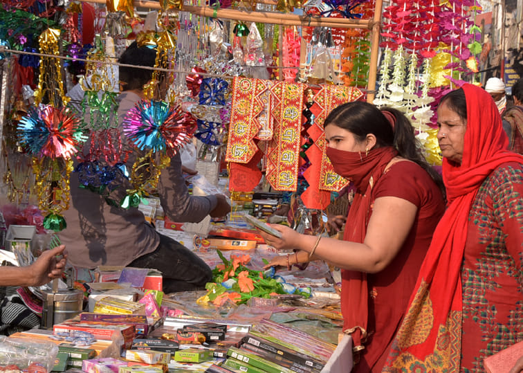 फव्वारा चौक पर दीपावली लक्ष्मी पूजन के लिये पूजन की सामग्री खरीदती महिलाएं फव्वारा चौक पर दीपावली लक्ष्मी पूजन के लिये पूजन की सामग्री खरीदती महिलाएं