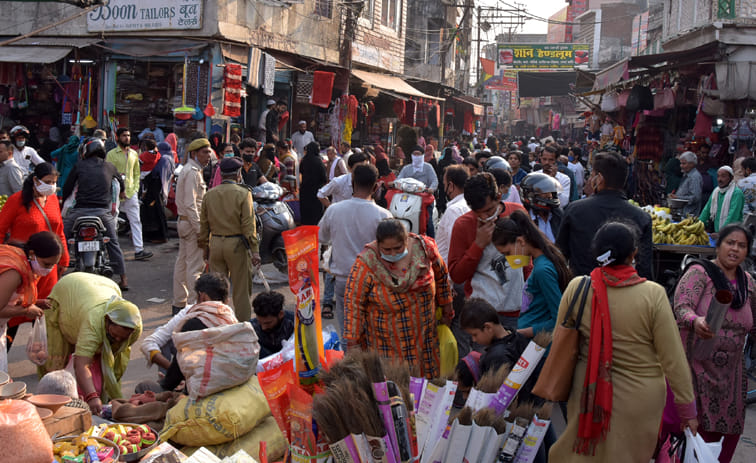 फव्वारा चौक पर दीपावली लक्ष्मी पूजन के लिये पूजन की सामग्री खरीदती महिलाएं फव्वारा चौक पर दीपावली लक्ष्मी पूजन के लिये पूजन की सामग्री खरीदती महिलाएं