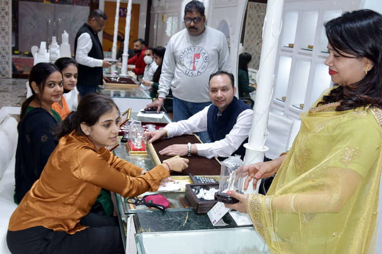 कोर्ट रोड़ पर धनतेरस पर लक्ष्मी पूजन के लिये चांदी के लक्ष्मी गणेश खरीदता परिवार कोर्ट रोड़ पर धनतेरस पर लक्ष्मी पूजन के लिये चांदी के लक्ष्मी गणेश खरीदता परिवार