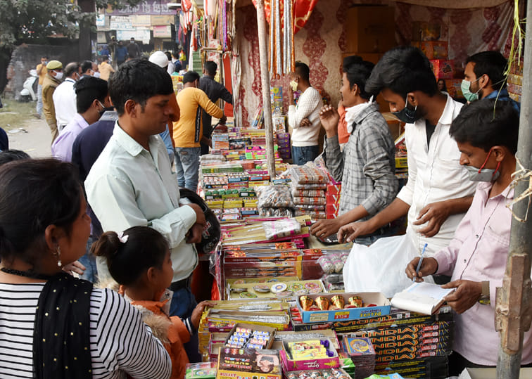 गर्वमेंट फील्ड पर लगे पटाखे की दुकान पटाखे खरीदता परिवार गर्वमेंट फील्ड पर लगे पटाखे की दुकान पटाखे खरीदता परिवार