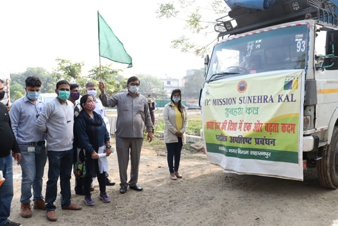 प्लास्टिक कचरे से भरे ट्रकों को हरी झंडी दिखाकर रवाना करते नगरायुक्त ज्ञानेन्द्र सिंह