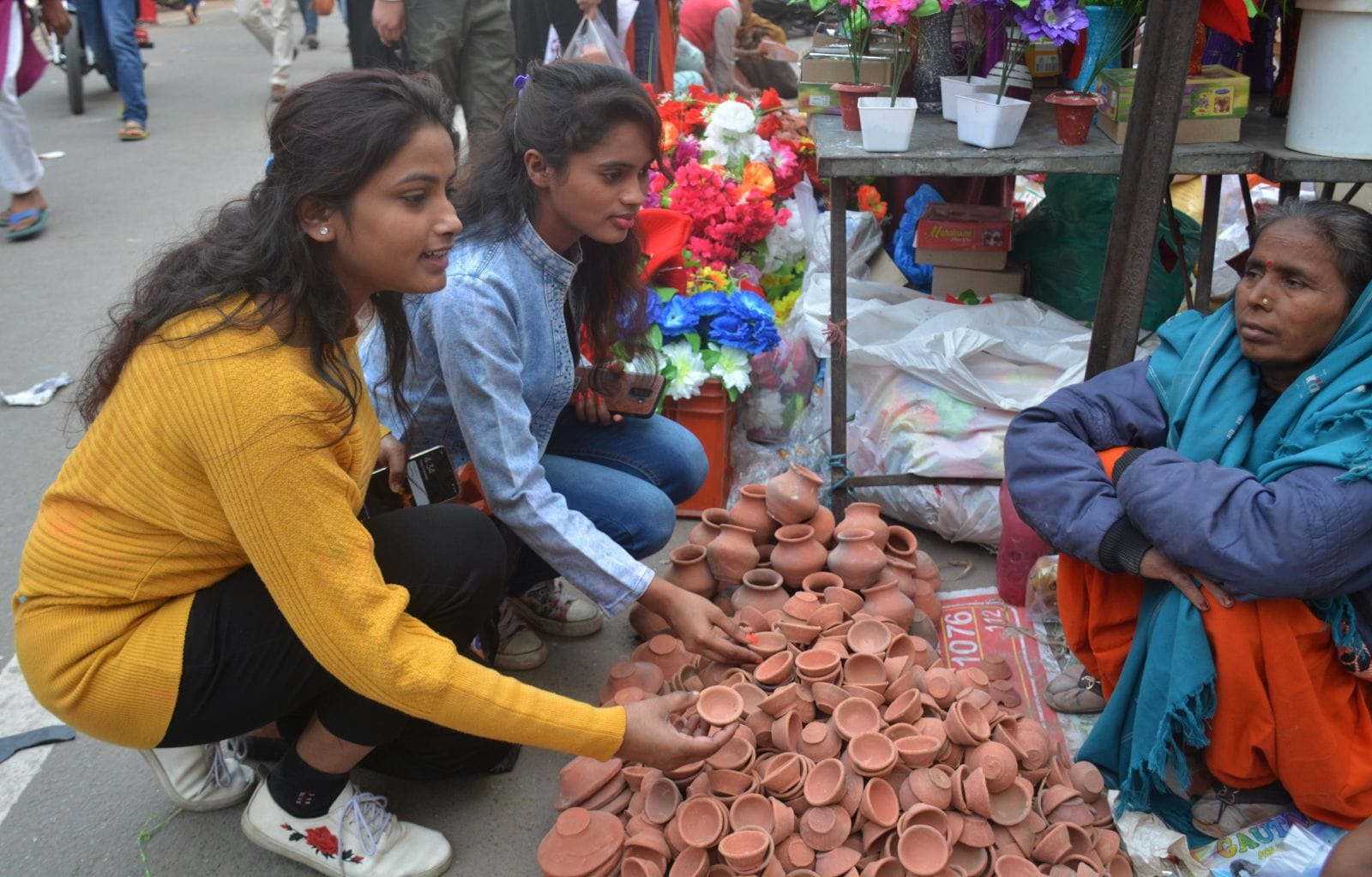 कोतवाली क्षेत्र में दीये की खरीदारी करती युवतियां। कोतवाली क्षेत्र में दीये की खरीदारी करती युवतियां।