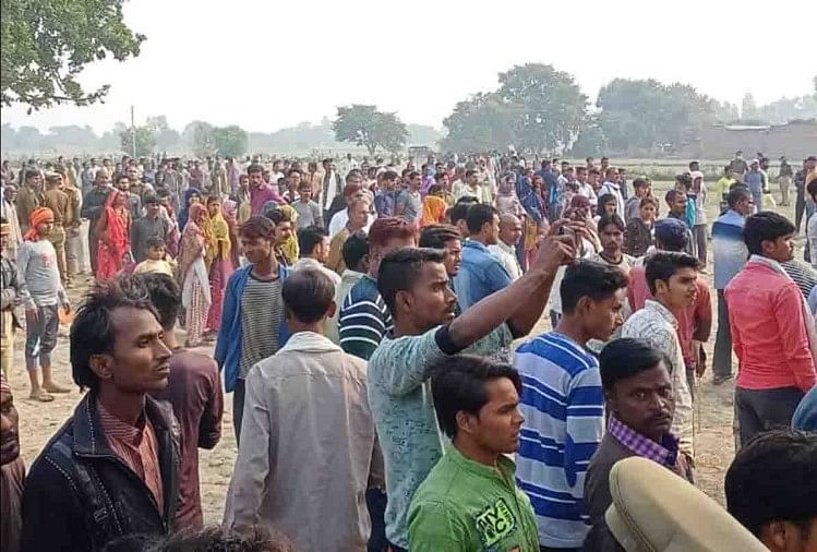 घाटमपुर में निठारी जैसा कांड: छह साल की मासूम से सामूहिक दुष्कर्म, दिल निकालकर खाया, गला काटकर सिर फोड़ा 2 घटना के बाद मौके पर लगी भीड़