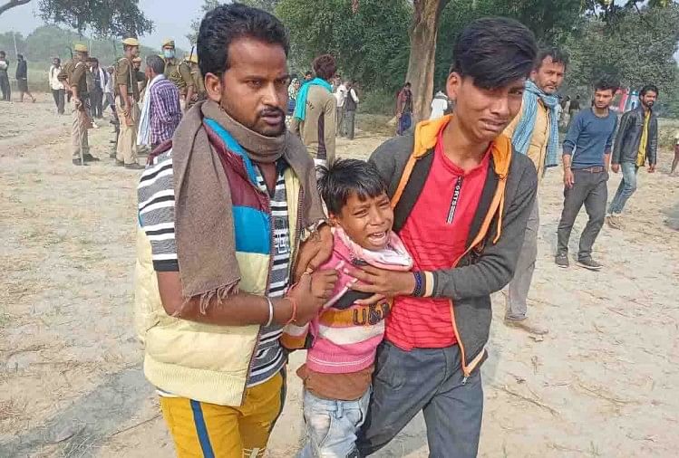 यूपी: दिवाली की शाम लापता बच्ची की बेरहमी से हत्या, निर्वस्त्र मिला शव, पेट फाड़ निकाला दिल और फेफड़े बहन की मौत पर रोता बिलखता भाई