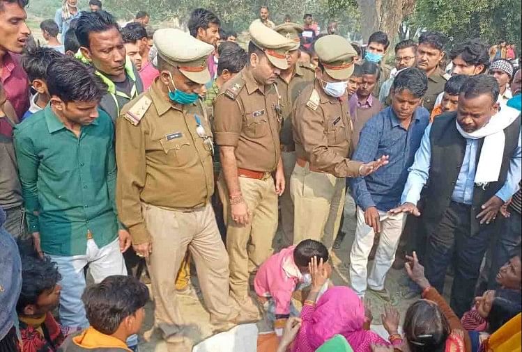 यूपी: दिवाली की शाम लापता बच्ची की बेरहमी से हत्या, निर्वस्त्र मिला शव, पेट फाड़ निकाला दिल और फेफड़े मौके पर मौजूद पुलिस