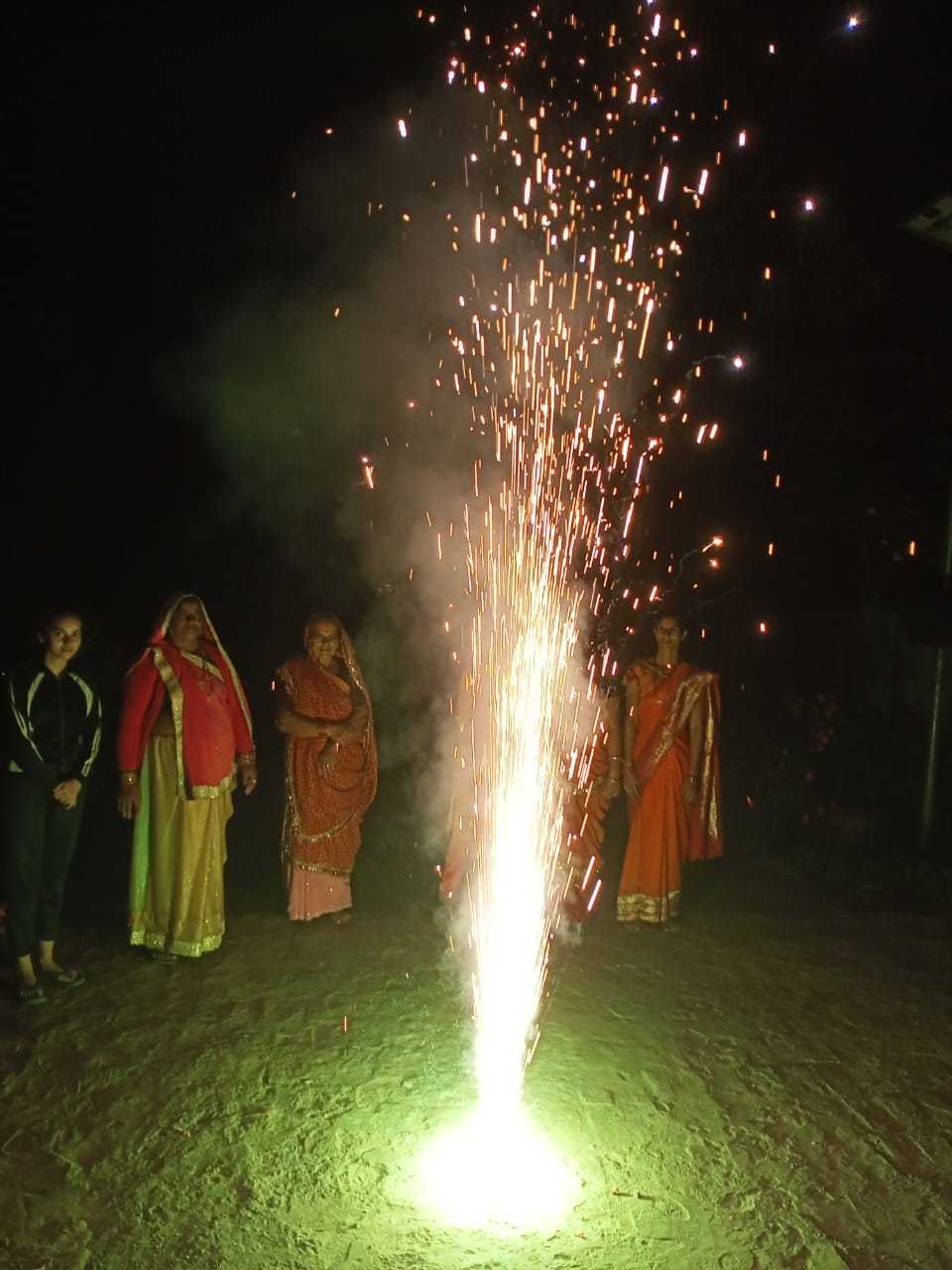 टनकपुर में अनार जलाती महिलाएं और बच्चें। टनकपुर में अनार जलाती महिलाएं और बच्चें।