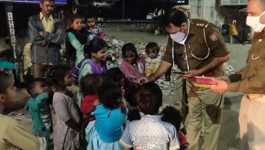 निर्धन बच्चों को मिठाई बांटते एससो सिविल लाईन। निर्धन बच्चों को मिठाई बांटते एससो सिविल लाईन।