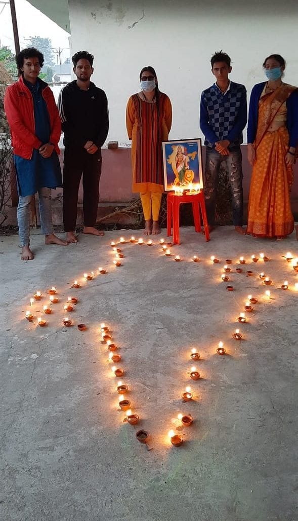 बाजपुर के गांव हरिपुरा हरसान में दीपावली पर्व पर दिए जलाकर बनाया भारत का मानचित्र।