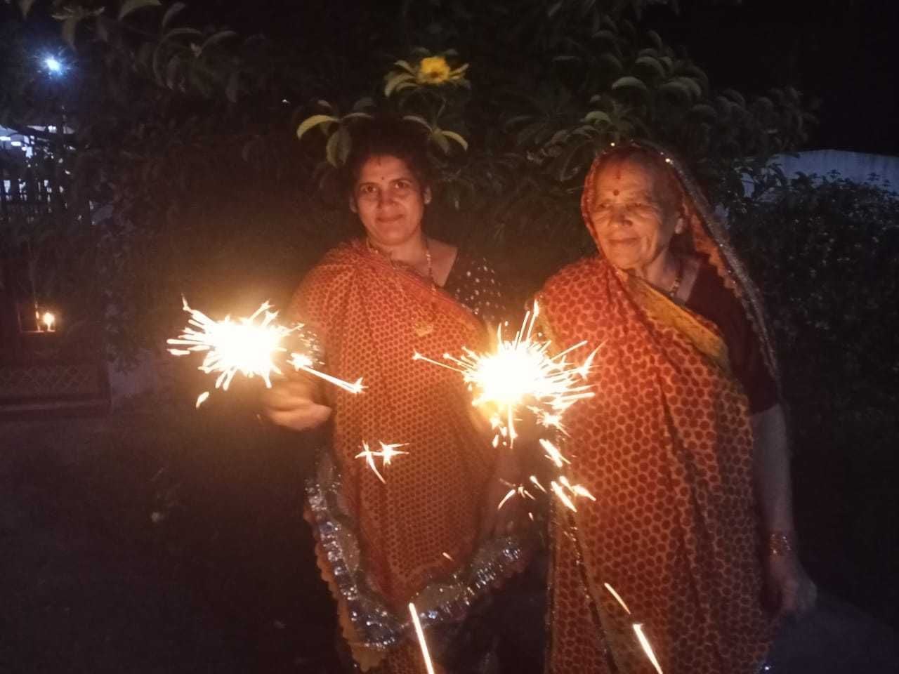 टनकपुर में दीपावली के दिन आतिशबाजी का लुत्फ उठातीं महिलाएं। टनकपुर में दीपावली के दिन आतिशबाजी का लुत्फ उठातीं महिलाएं।