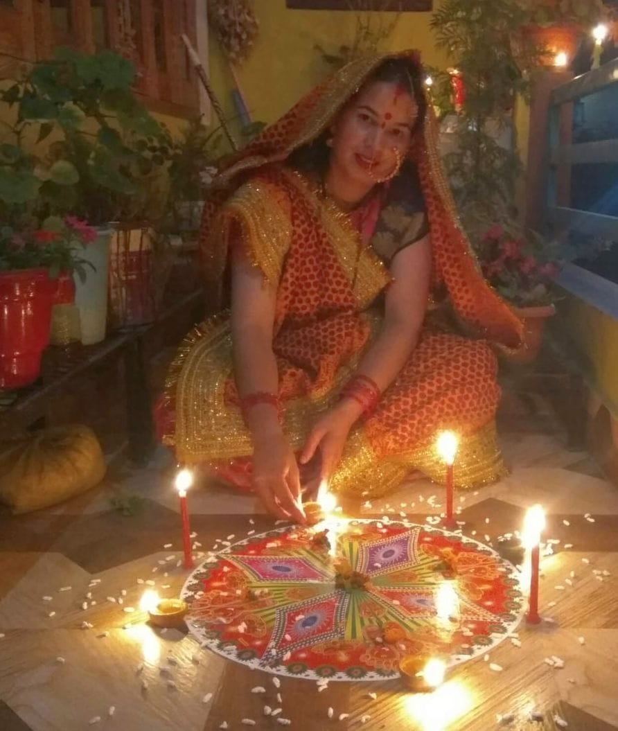 डीडीहाट में रंगोली बनाकर आंगन को सजाती महिला। डीडीहाट में रंगोली बनाकर आंगन को सजाती महिला।