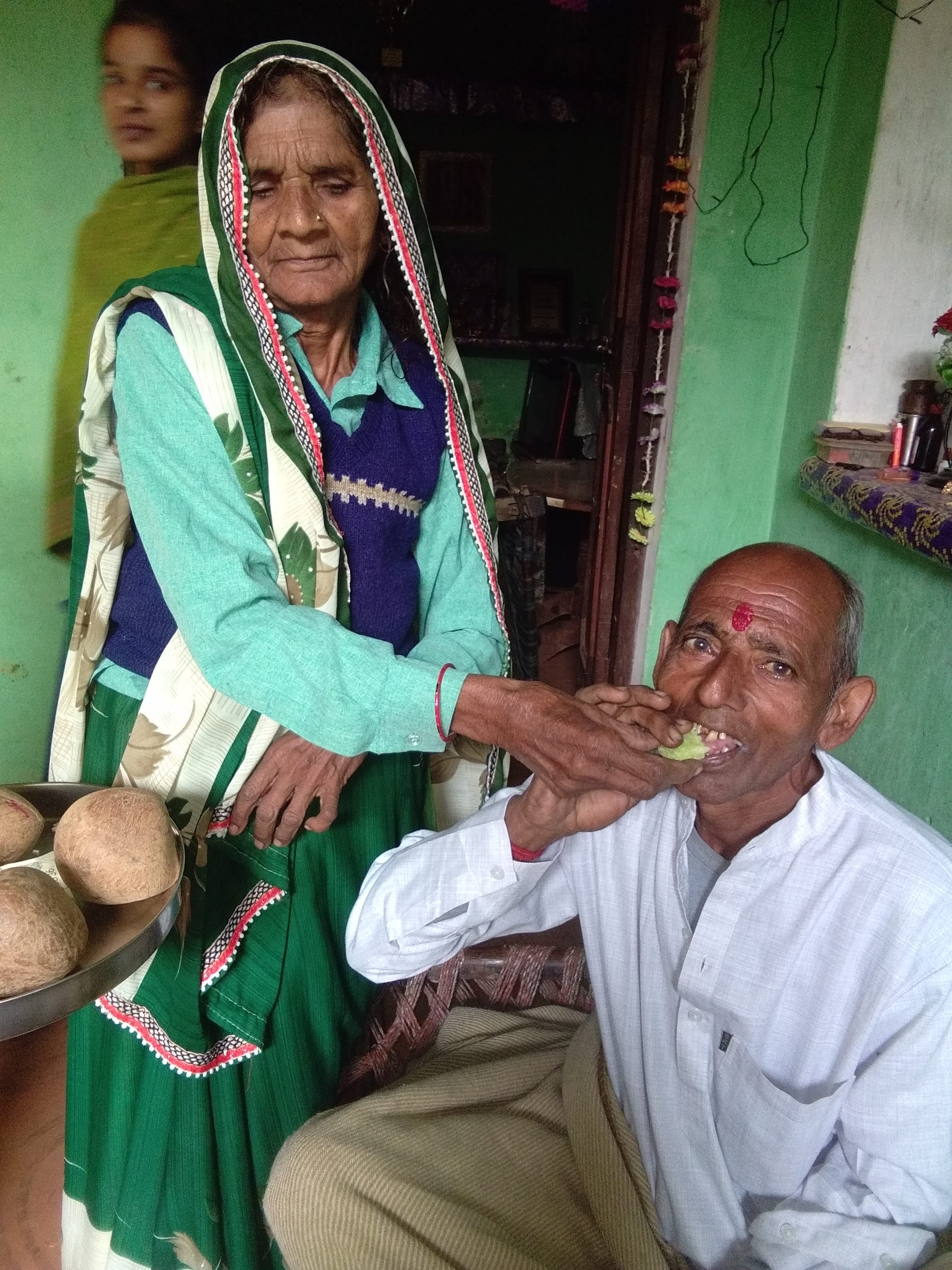 4-जानसठ में भैयादूज पर भाई को टीका करती बहन। 4-जानसठ में भैयादूज पर भाई को टीका करती बहन।
