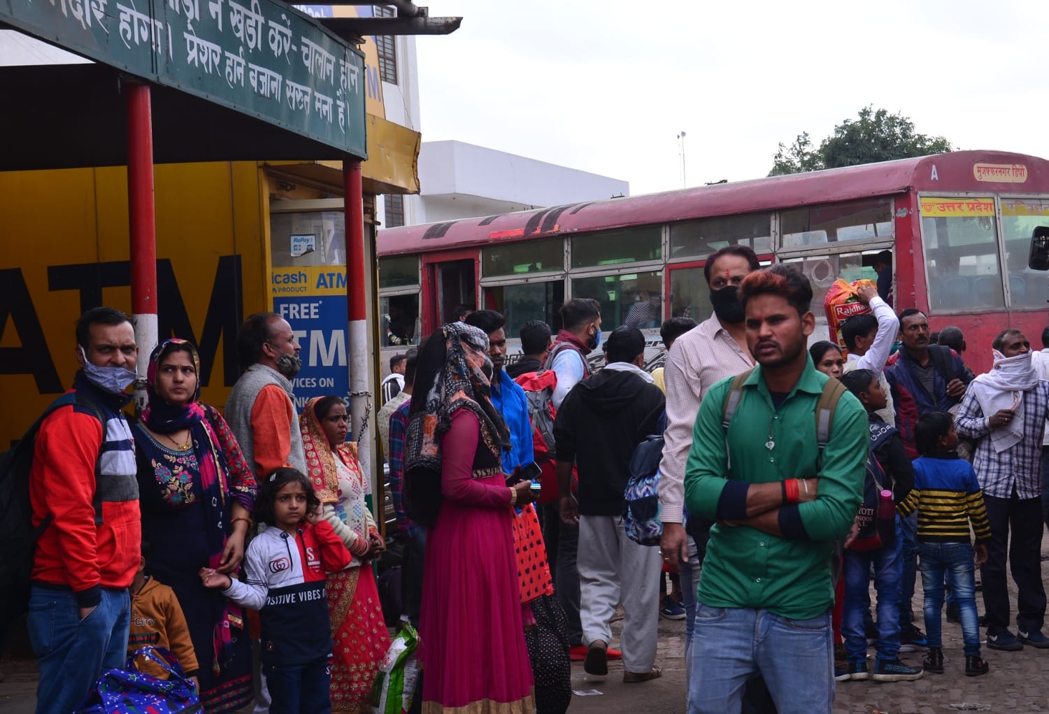 रोडवेज स्टैड पर खडें यात्री।