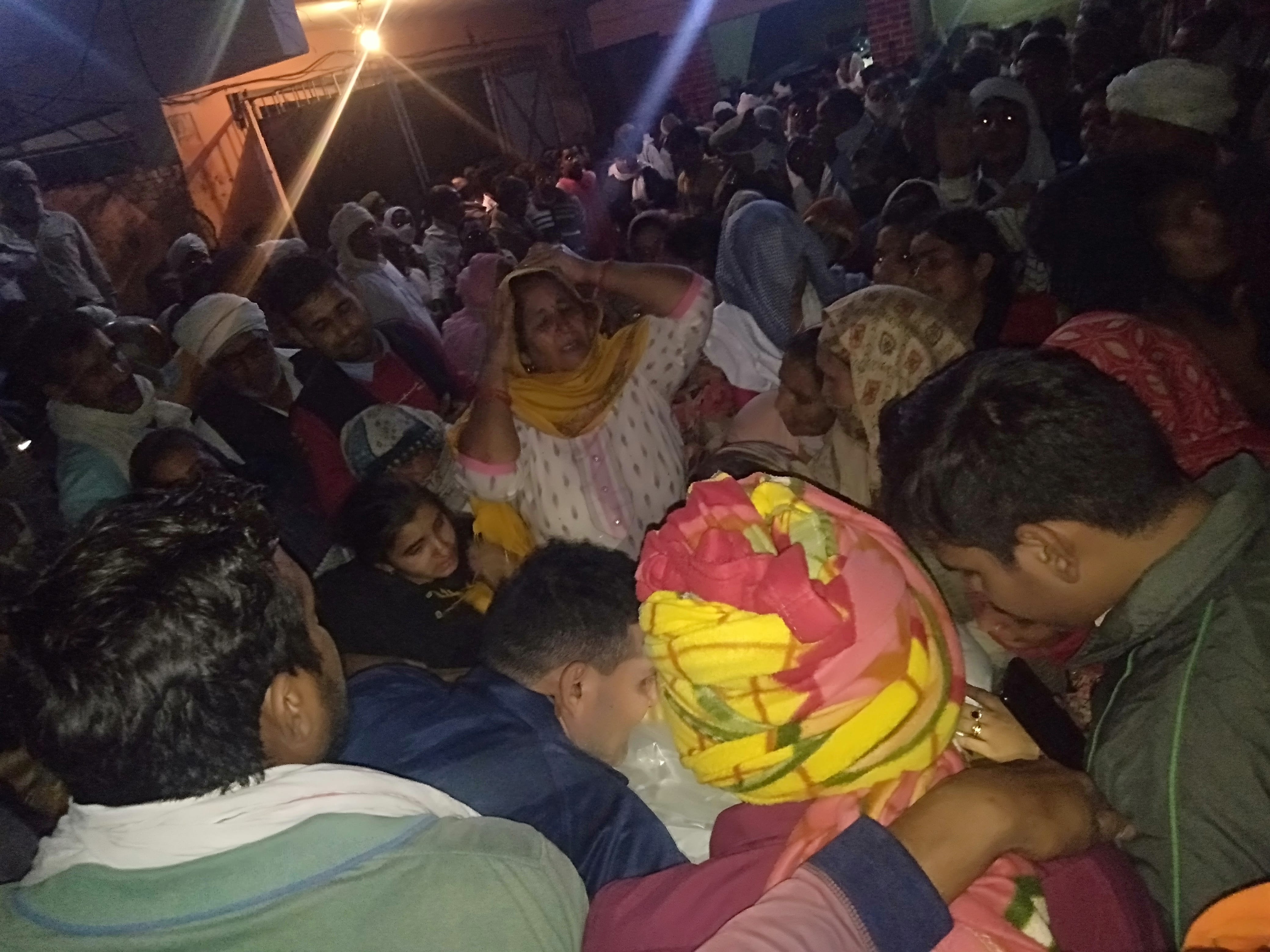 शाहपुर के गांव कुटबा में मृतक सेना के हवलदार की अंतिम यात्रा में विलाप करते परिजन। शाहपुर के गांव कुटबा में मृतक सेना के हवलदार की अंतिम यात्रा में विलाप करते परिजन।