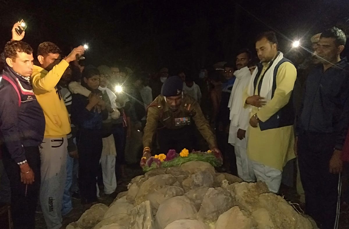 शाहपुर के गांव कुटबा में मृतक सेना के हवलदार को श्रद्धांजलि अर्पित करते सेना के अधिकारी। शाहपुर के गांव कुटबा में मृतक सेना के हवलदार को श्रद्धांजलि अर्पित करते सेना के अधिकारी।
