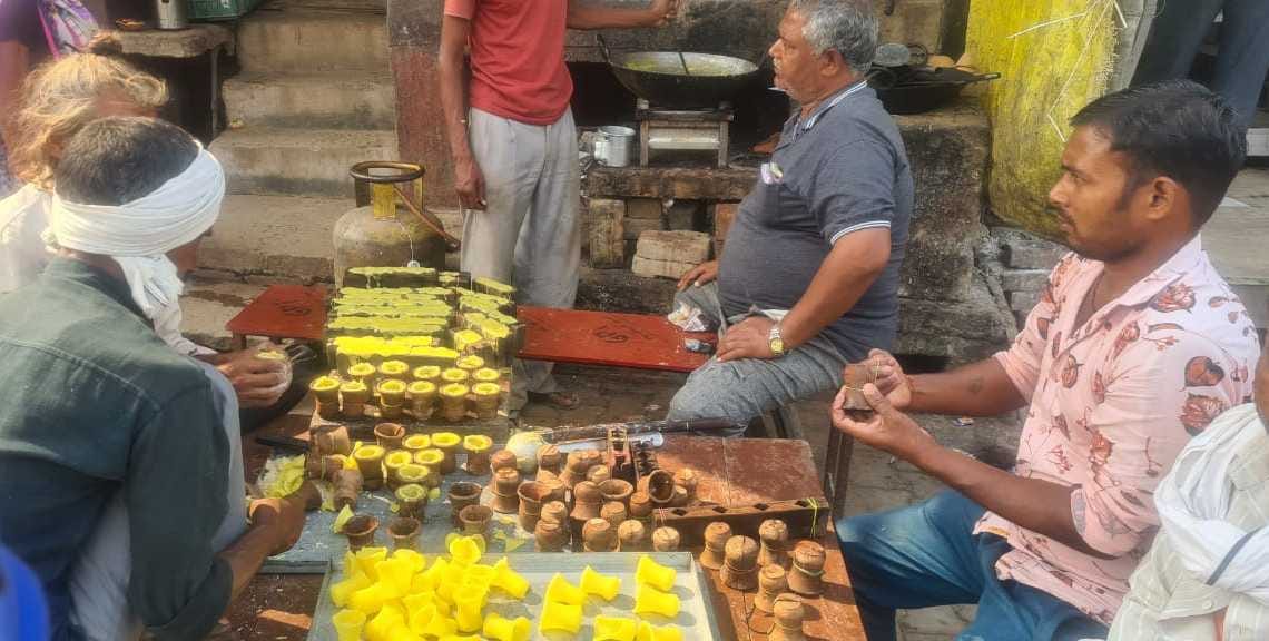 निजामाबाद में भैया दूज पर लगे मेले के लिए चीनी की मिठाई बनाते हलवाई। निजामाबाद में भैया दूज पर लगे मेले के लिए चीनी की मिठाई बनाते हलवाई।