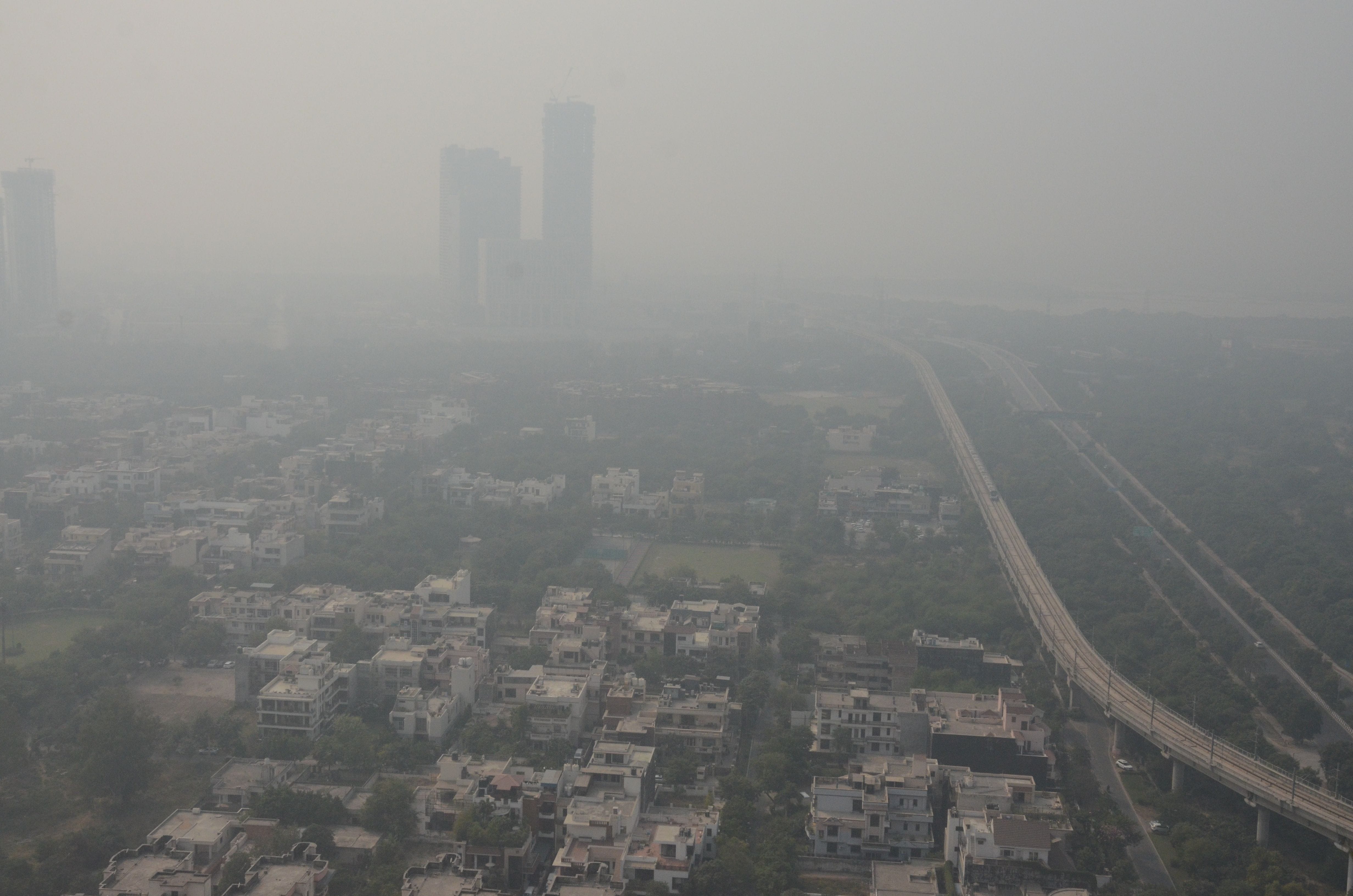 नोएडा के सेक्टर-44 स्थित ऐसोटेक बिल्डिंग से ली गई तस्वीर में छाया प्रदूषण। नोएडा के सेक्टर-44 स्थित ऐसोटेक बिल्डिंग से ली गई तस्वीर में छाया प्रदूषण।