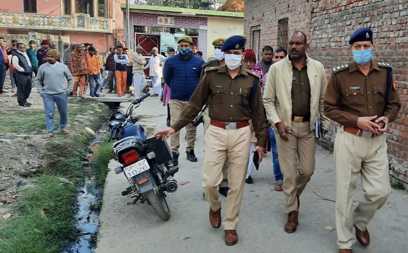 पीड़ित से घटना की जानकारी करते एसपी देहात अशोक कुमार मीणा। पीड़ित से घटना की जानकारी करते एसपी देहात अशोक कुमार मीणा।