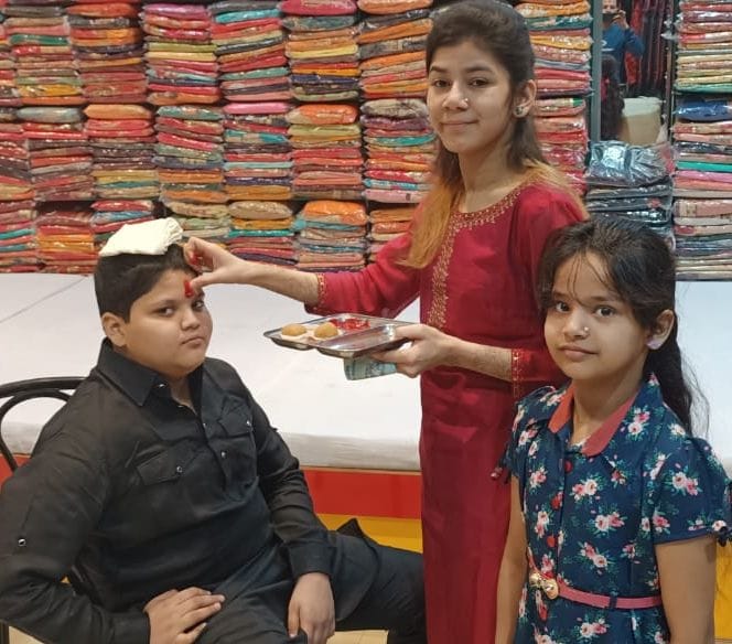 भाईदूज पर्व पर भाई को टीका लगाकर मिठाई खिलाती बहन। भाईदूज पर्व पर भाई को टीका लगाकर मिठाई खिलाती बहन।