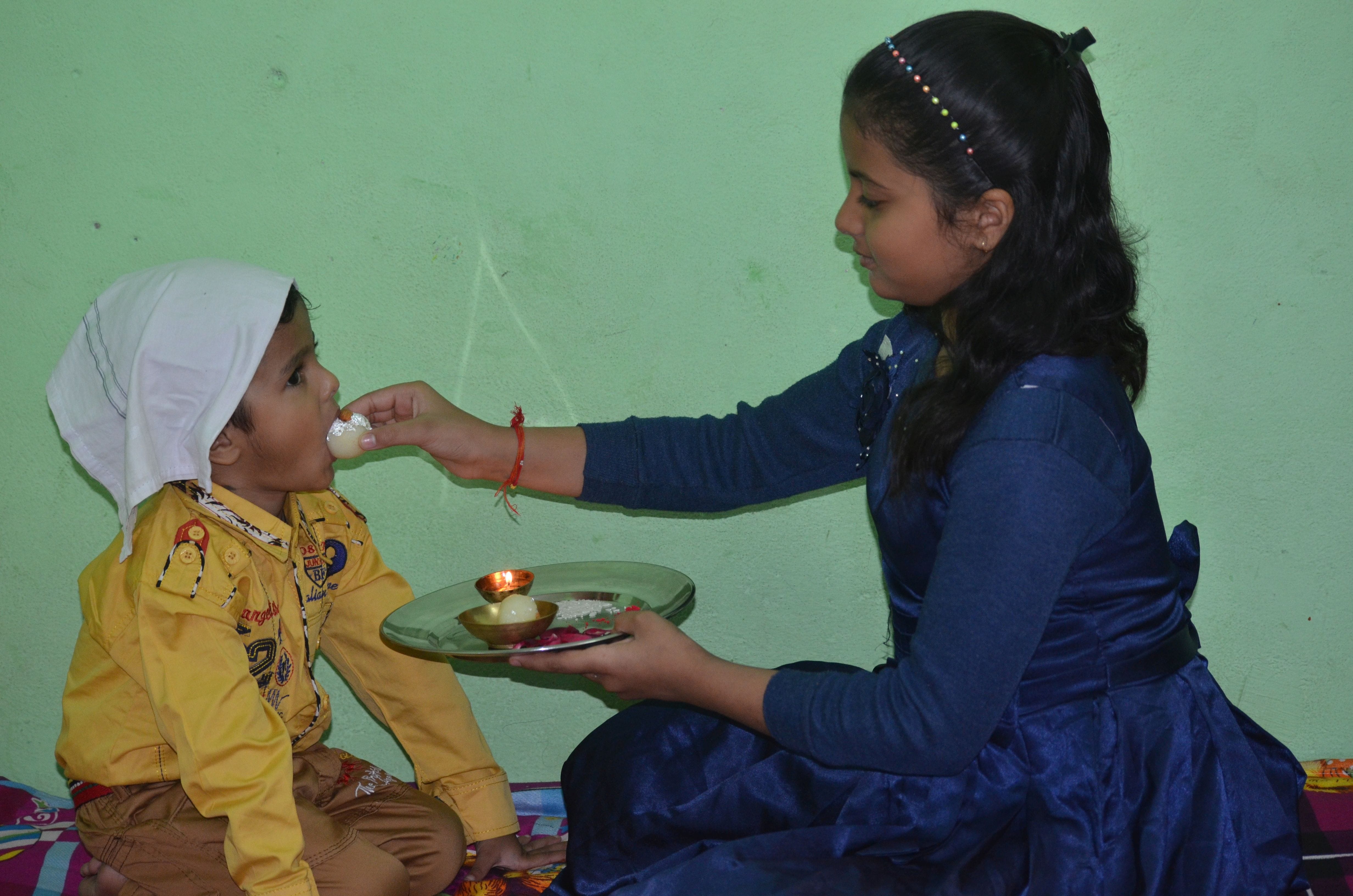 श्रावस्ती में भैयादूज पर भाई को मिठाती खिलाती बहन। श्रावस्ती में भैयादूज पर भाई को मिठाती खिलाती बहन।