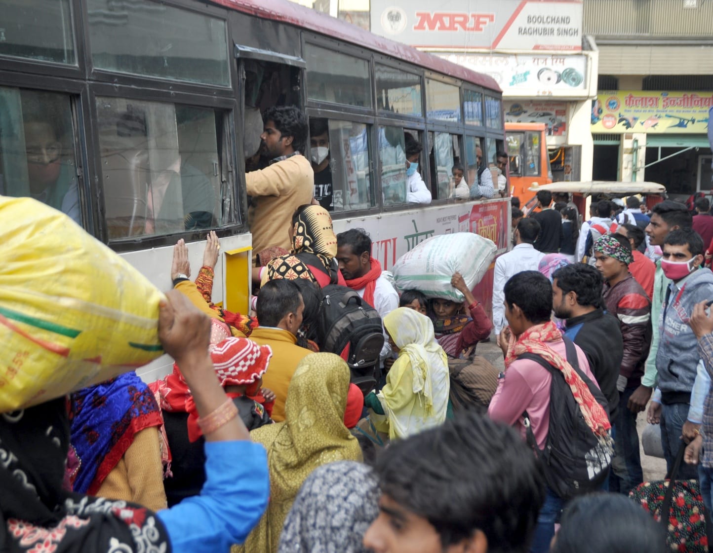 शामली रोडवेज बस अड्डे पर बस में चढ़ते यात्री।