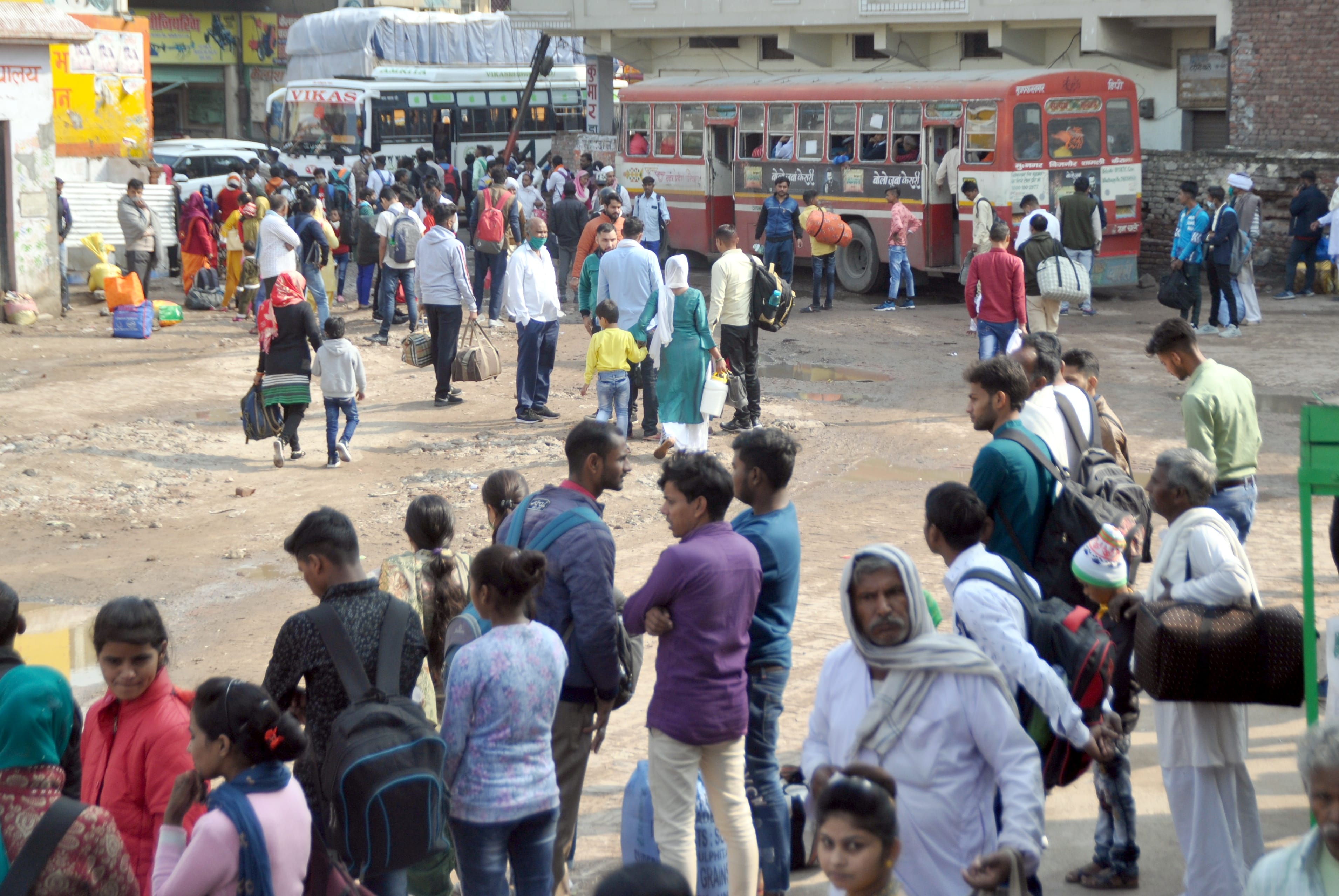शामली रोडवेज बस अड्डे पर  यात्रियों की लगी भीड़।