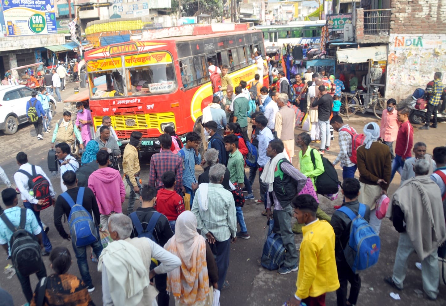 शामली रोडवेज बस अड्डे पर लगी यात्रियों की भीड़।
