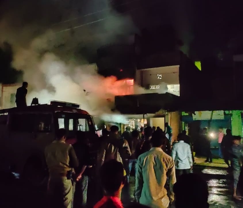 नगर कोतवाली के मोहनगंज बाजार बुक डिपो में लगी आग बुझाते दमकलकर्मी। नगर कोतवाली के मोहनगंज बाजार बुक डिपो में लगी आग बुझाते दमकलकर्मी।