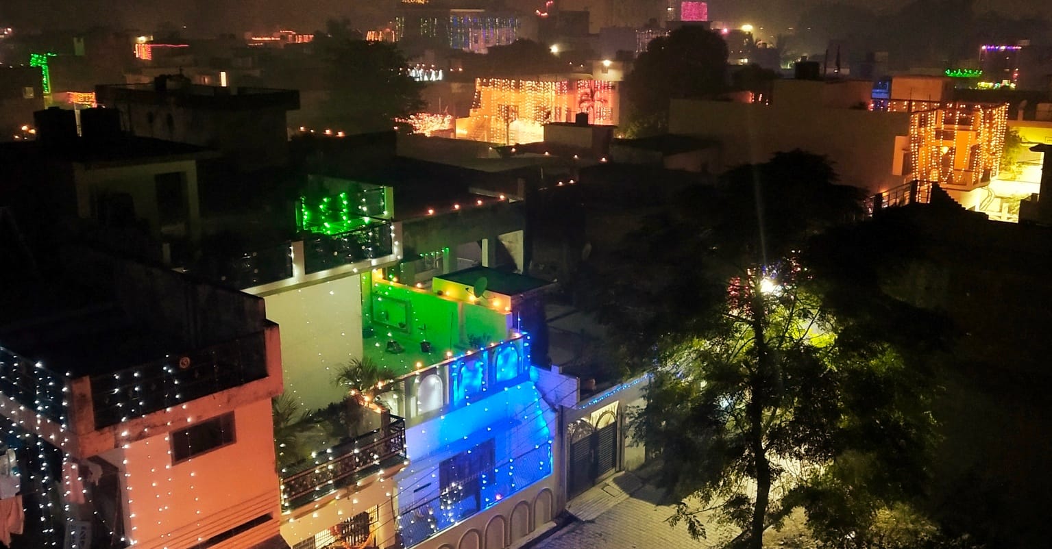 दिवाली पर रंगबिरंगी झालरों से जगमगाया शहर। संवाद दिवाली पर रंगबिरंगी झालरों से जगमगाया शहर। संवाद