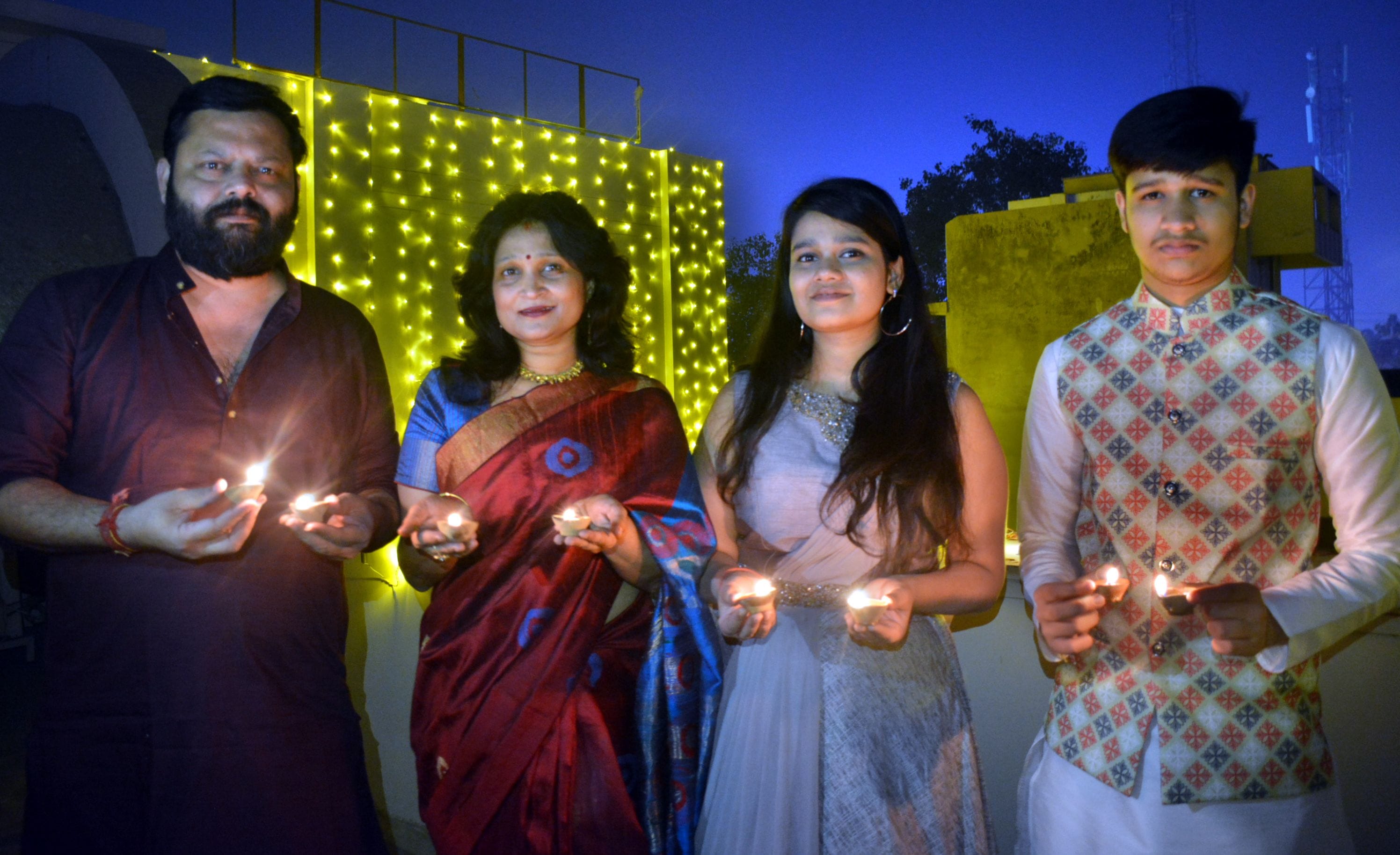 दीपावली पर घरों में जगमगाए खुशियों के दीपक । सासनी गेट स्थित आवास विकास कॉलोनी में पत्नी पारुल ज? दीपावली पर घरों में जगमगाए खुशियों के दीपक । सासनी गेट स्थित आवास विकास कॉलोनी में पत्नी पारुल ज?