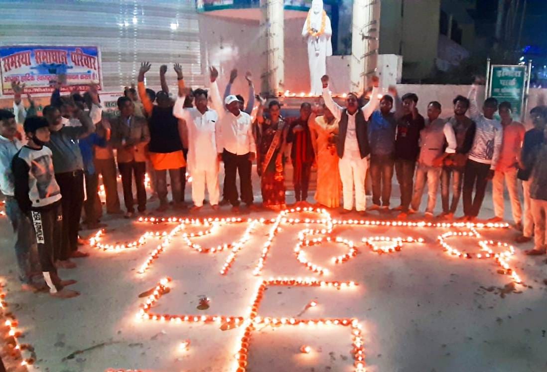 गोला के इंदिरा पार्क में दीया जलाते पदाधिकारी। संवाद गोला के इंदिरा पार्क में दीया जलाते पदाधिकारी। संवाद