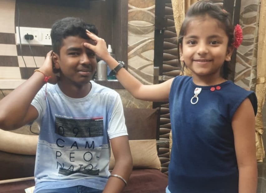 शामली भैयादूज पर भाई को तिलक करती बहन