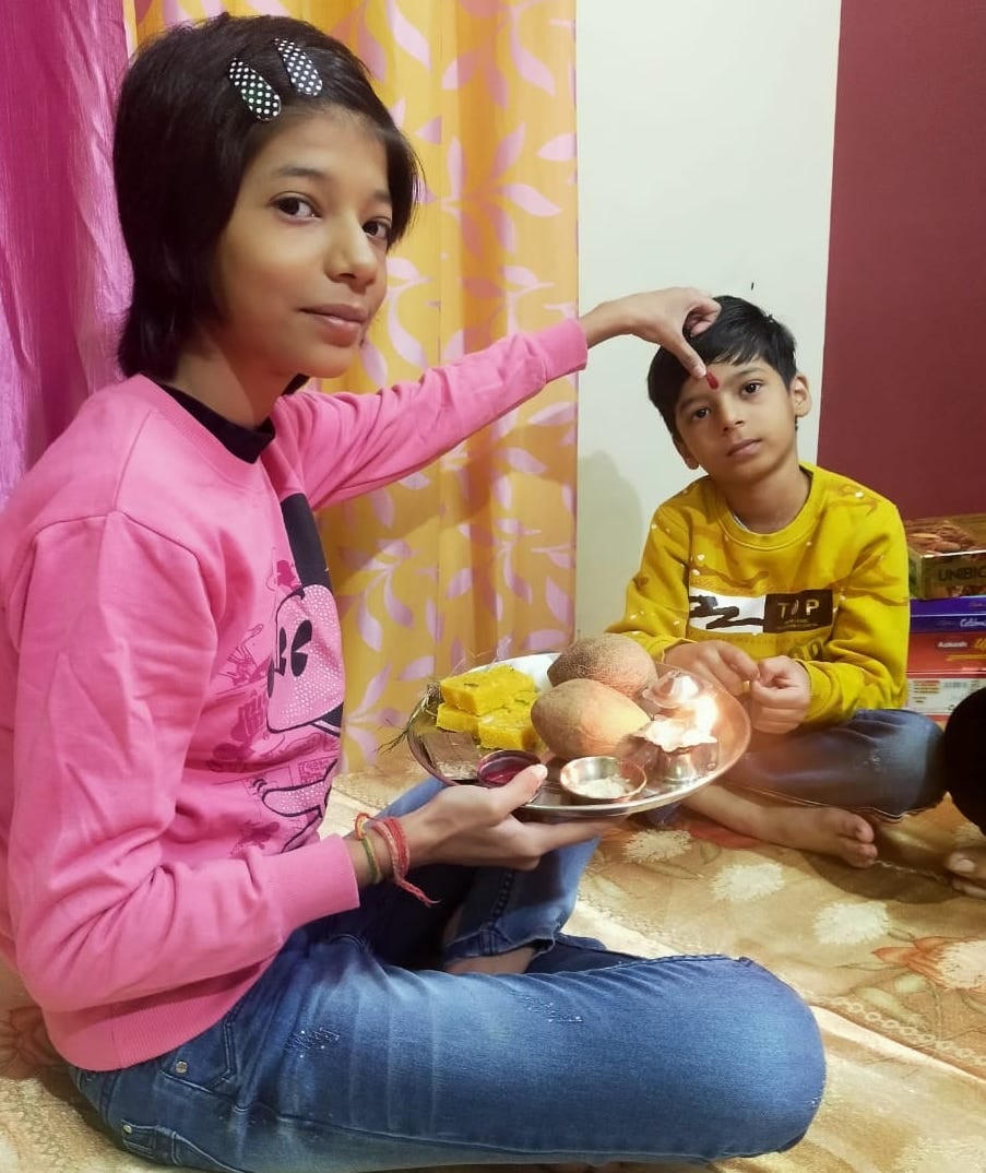शामली रूई मिल कॉलोनी  में भैयादूज पर भाई को तिलक करती बहन
